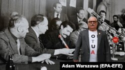 Bivši predsednik Poljske i nobelovac Leh Valensa pored plakata tokom sastanka Evropskog centra solidarnosti, Poljska 31. avgust 2020