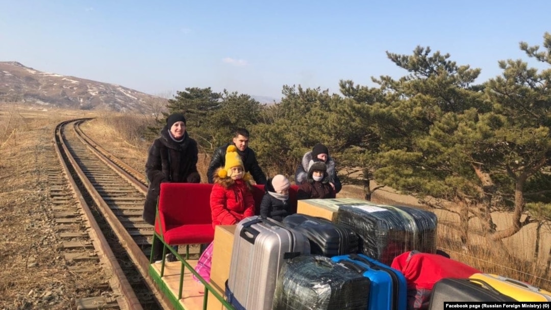 Familia secretarului III al Ambasadei Rusiei în Coreea de Nord, Vladislav Sorokin, trimisă acasă cu drezina. Pe post de „motor”, chiar Vladislav Sorokin