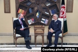 ملاقات عبدالله عبدالله (راست) با شارژدافیر سفارت امریکا در کابل