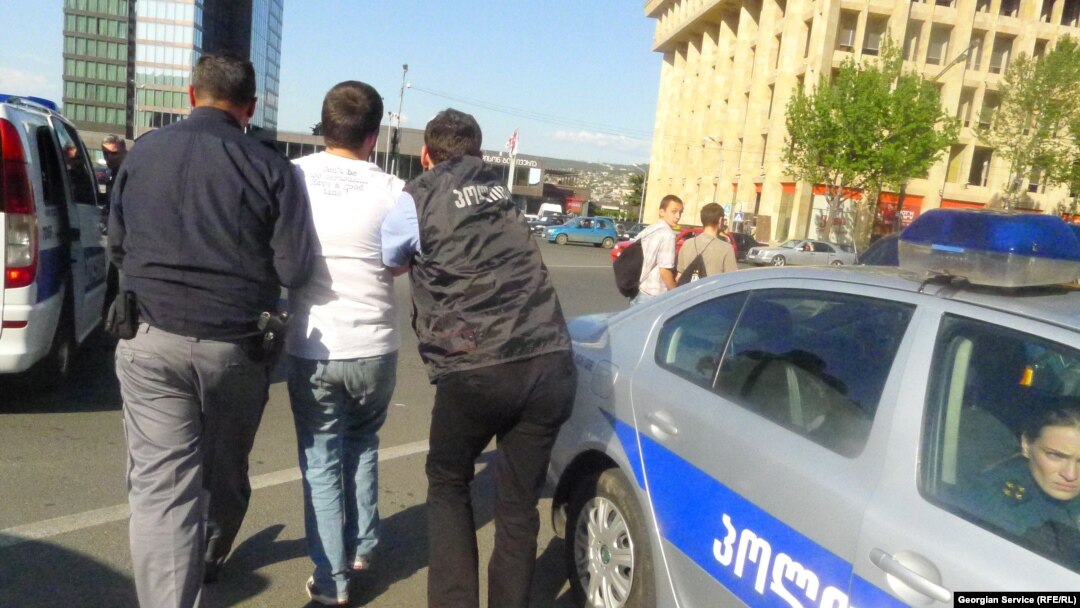 По его словам исследователя от другой международной правозащитной организации Human Rights Watch Георгия Гогия, в Грузии остро стоит вопрос ответственности полиции как за ее действия, так и за бездействие