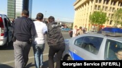 По словам Джорбенадзе, власти, дабы создать видимость того, что они выполняют свои обещания, прибегнут к серии «пиар-арестов»