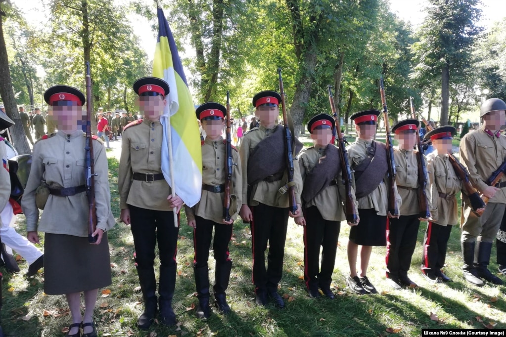 Адзначэньне выхаванцамі «Грэнады» дню мотастралковых войскаў у Слоніме пры ўдзеле вайскоўцаў з 11 брыгады. Школьнікі трымаюць чорна-жоўта-белы сьцяг Расейскай Імпэрыі. 16 верасьня 2023 году