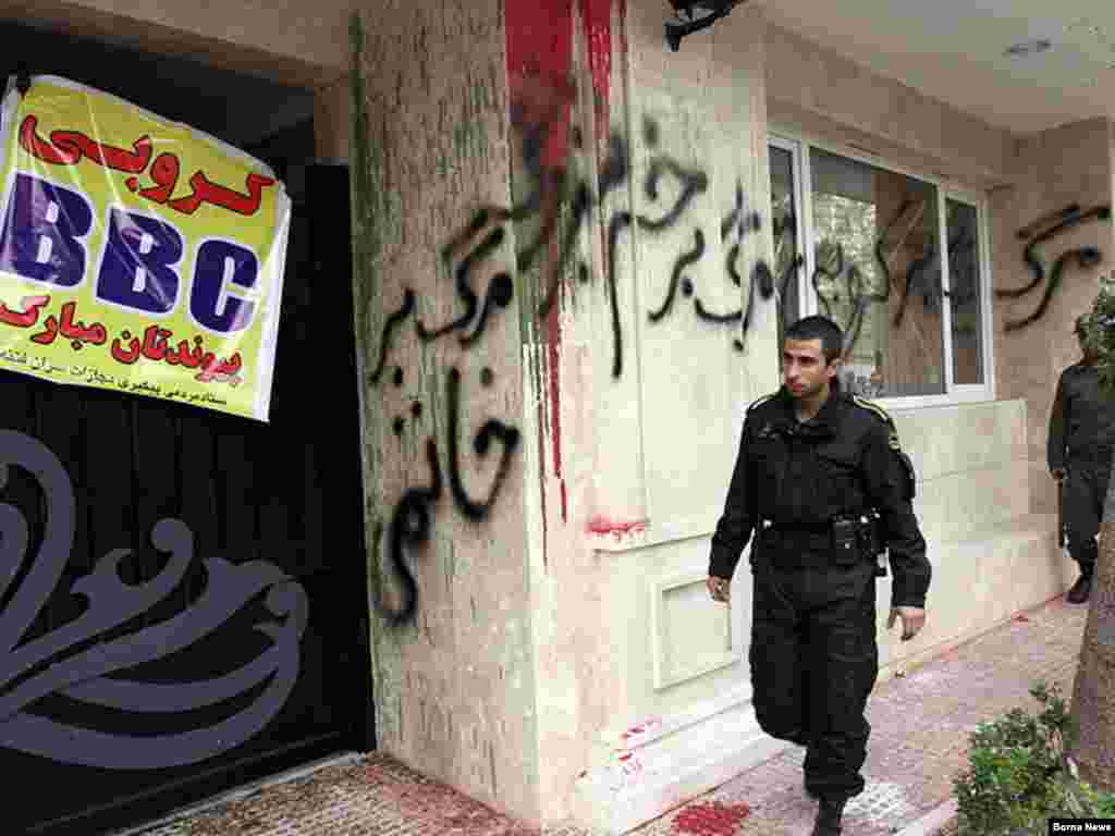 Iran -- A policeman in front of the building sprayed by supporters of government where former parliament speaker and head of reformist Etemad Melli party Mehdi Karubi lives, Tehran, 14Mar2010  - Iran -- A policeman in front of the building sprayed by supporters of government where former parliament speaker and head of reformist Etemad Melli party Mehdi Karubi lives, Tehran, 14Mar2010 