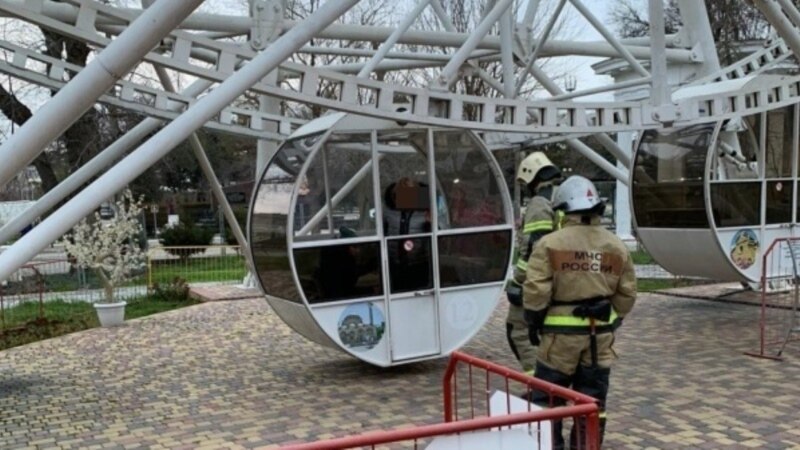 В Евпатории люди застряли на колесе обозрения – спасатели 