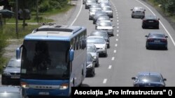 Rovinieta anuală, pentru autoturisme, se scumpește de la 28 de euro la 50 de euro. 
