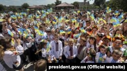 Учні Ямницького ліцею під час зустрічі з президентом України Петром Порошенком. Івано-Франківська область, 31 травня 2018 року