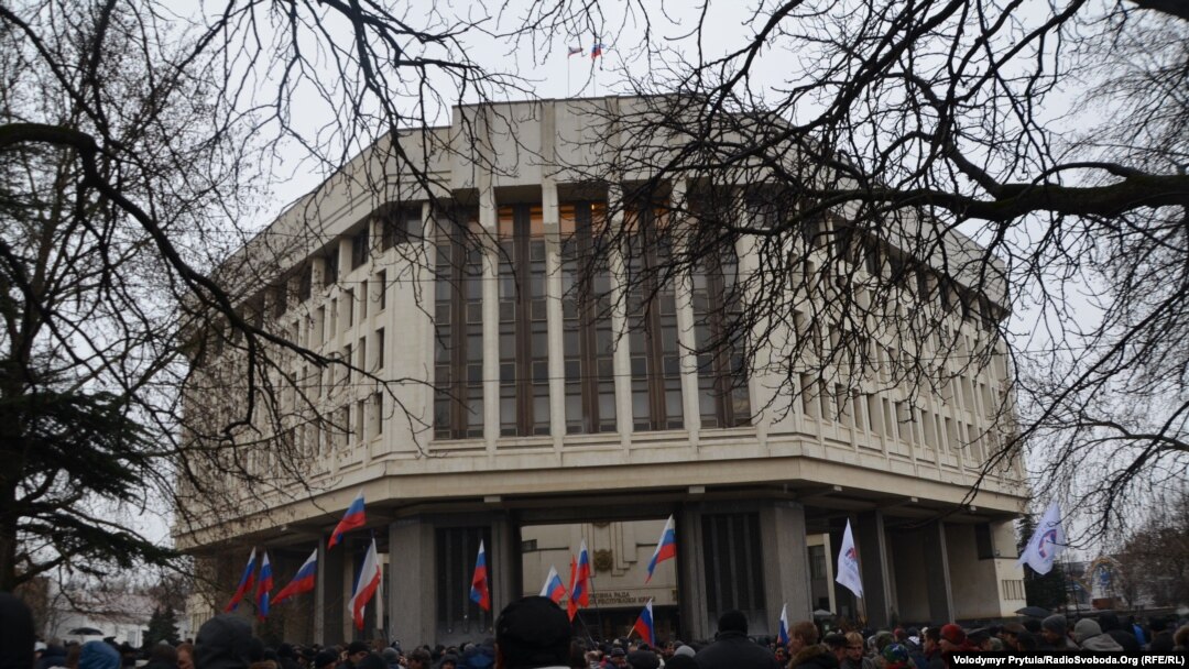 Крым автономиялык аймагынын парламентинин имаратын орусиячыл куралчандар тороп турушат. 28.2.2014.