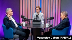 Jurnalista Eugenia Crețu și analiștii Nicolae Negru și Igor Boțan, în studioul Europei Libere din Chișinău, în timpul înregistrării podcastului „Dincolo de știri”.
