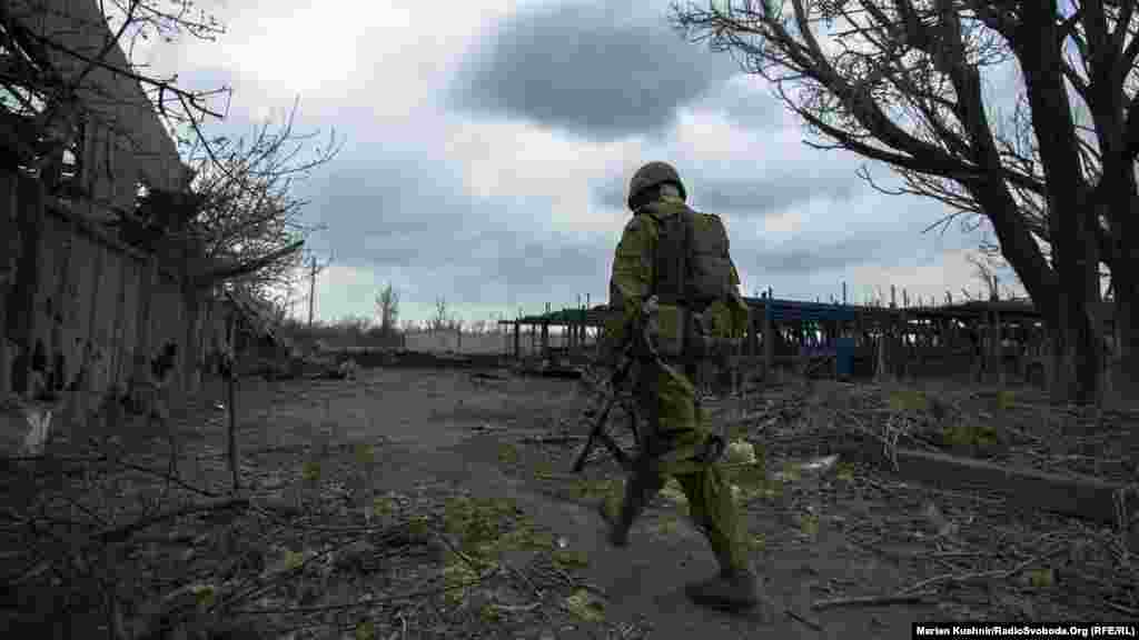 Почти все тропинки между позициями военных простреливаются. Вокруг &ndash;&nbsp;уже год неизменный пейзаж&nbsp;