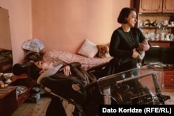 ალექსის დედა მასაჟს უკეთებს