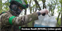 Командир роти Святослав збирає провізію для своїх бійців
