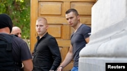 Rəsmləri oğurlamaqda şübhəli bilinən Eugen Darie (ortada) and Radu Dogaru (sağda)