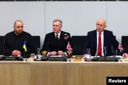 Міністр оборони Великої Британії Джон Гілі, начальник Штабу оборони Великої Британії адмірал Тоні Радакін та міністр оборони України Рустем Умєров під час зустрічі міністрів оборони «Коаліції охочих» у штаб-квартирі НАТО в Брюсселі, 10 квітня 2025 року