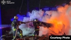 Рятувальники гасять пожежу, що виникла внаслідок одного з попередніх російських ударів по Одещині, січень 2026 року