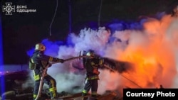 Рятувальники гасять пожежу, що виникла внаслідок російського удару по Одещині в ніч проти 18 січня