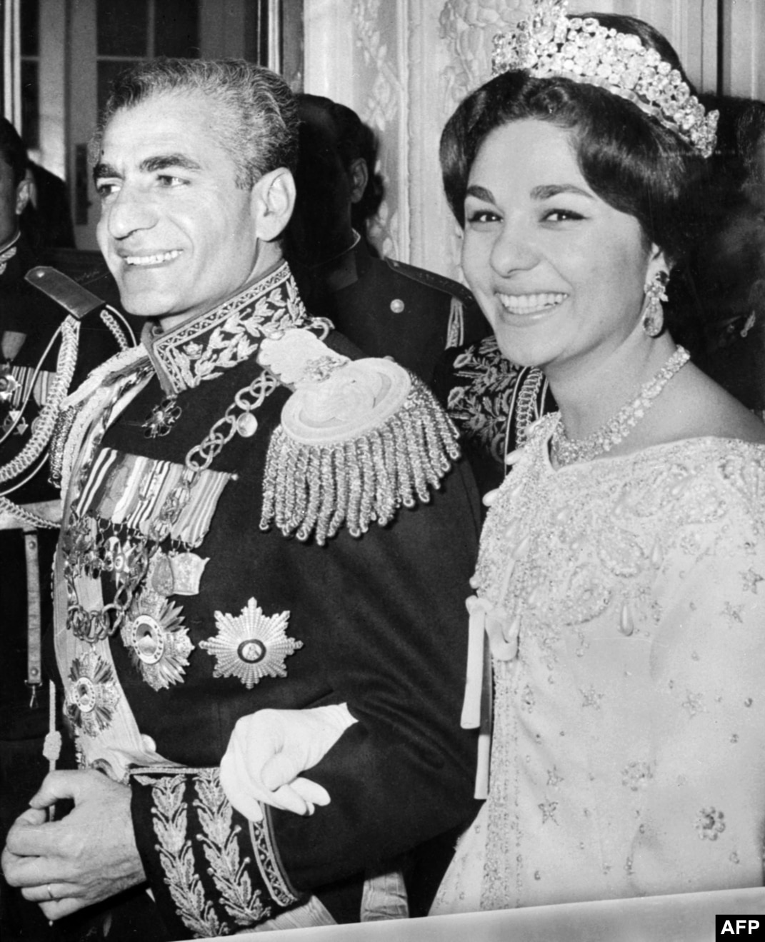 Farah diba pahlavi fashion the last empress