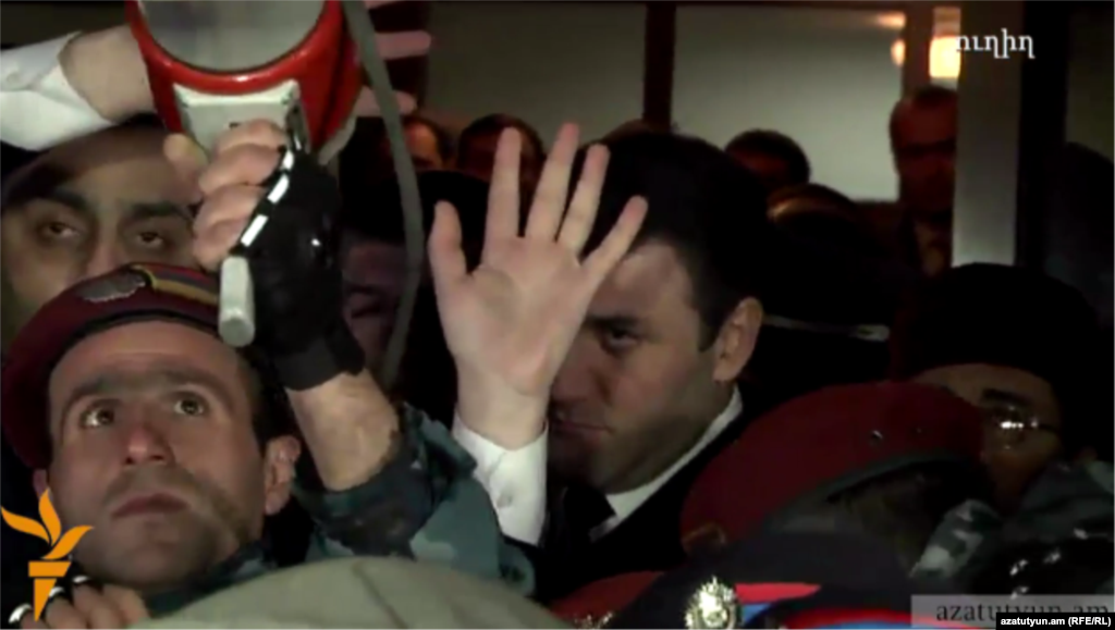Армения - Генеральный прокурор Геворк Костанян обращается к протестующим в Гюмри, 15 января 2015 г.