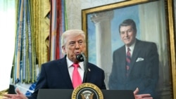 دونالد ترامپ در حال گفت‌وگو با خبرنگاران در دفتر بیضی کاخ سفید