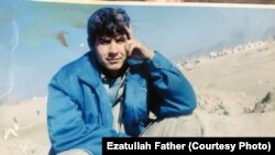 این عکس عزت الله را پدرش به رادیو آزاد داده است