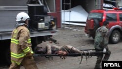 نیروهای امنیتی و امدادگر افغانستان به کمک قربانیان انفجار شتافتند.