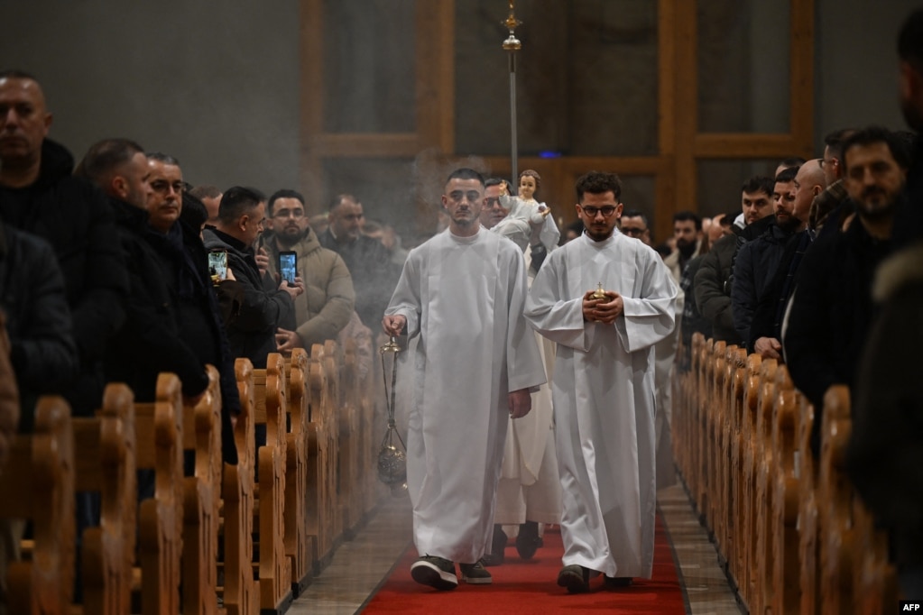 Pamje nga ceremonia e zhvilluar në Katedralen Shën Tereza në Prishtinë.