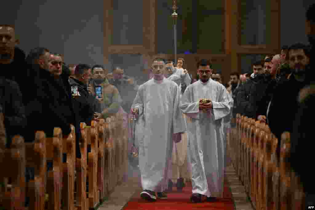 Pamje nga ceremonia e zhvilluar në Katedralen Shën Tereza në Prishtinë.