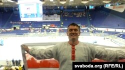 Беларус күйөрманы Остравадагы муз аянтындагы беттеш учурунда. 7-май 2015