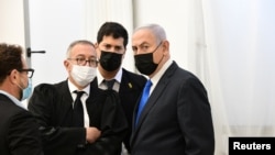 Benjamin Netanjáhú izraeli miniszterelnök a jogi csapatával a politikus korrupciós ügyét vizsgáló egyik bírósági meghallgatás előtt, 2021. február 8-án. 
