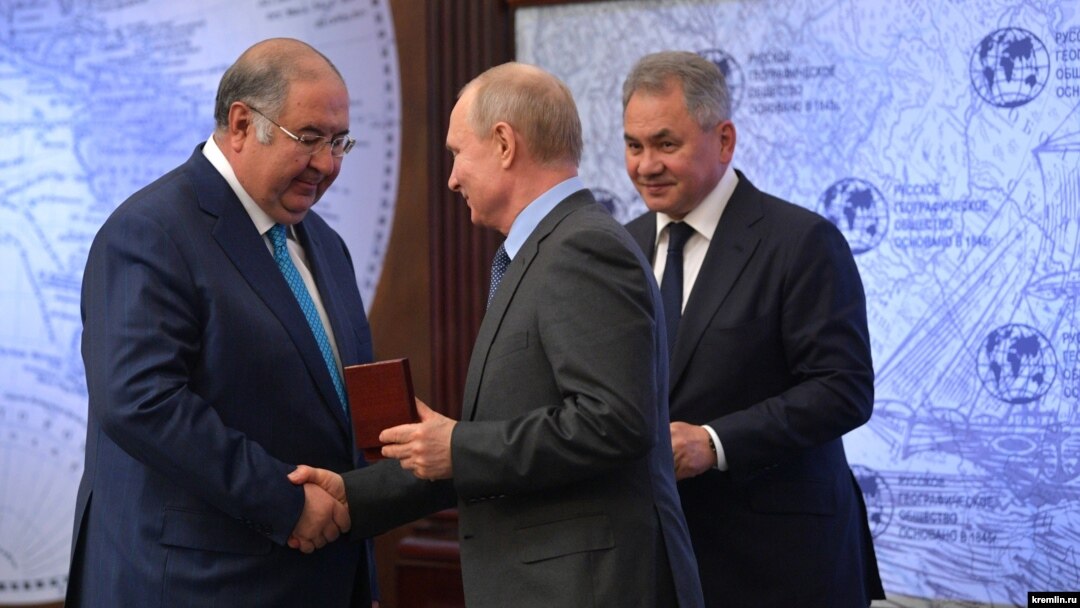 Тадбиркор Алишер Усмонов Россия президенти Владимир Путин билан 2019 йил апрелида бўлиб ўтган учрашув чоғида (архив сурати)