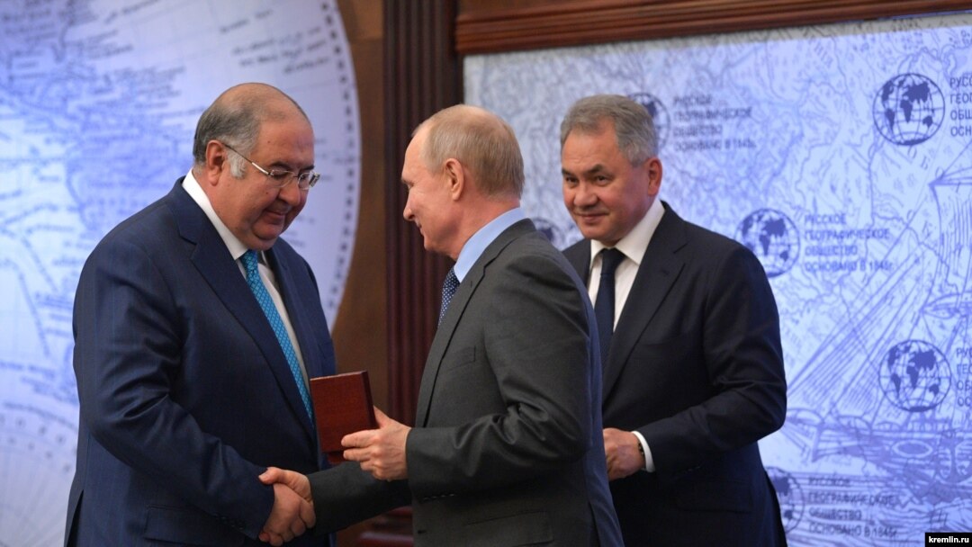 Владелец издательского дома "Коммерсантъ" Алишер Усманов и Владимир Путин на встрече в апреле 2019 года