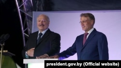 Аляксандр Лукашэнка і Герман Грэф на адкрыцьці фантана ў Менску.