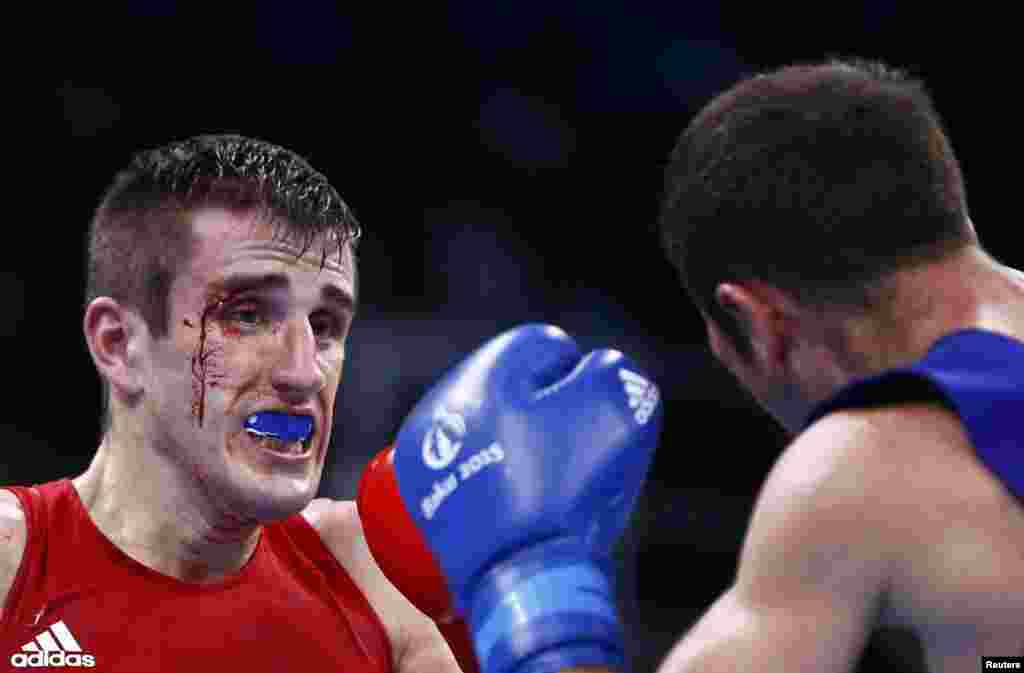 Litvalı boksçu Artjoms Ramlavs (sol) Gürcüstanlı Otar Eranosyana qarşı. Bakıda keçirilən Avropa Olimpiya Oyunları zamanı çəkilmiş foto