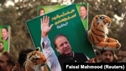 FILE: A supporter of the ruling Pakistan Muslim League (Nawaz) (PML-N) holds a picture of Nawaz Sharif outside the accountability court hearing corruption cases against him.