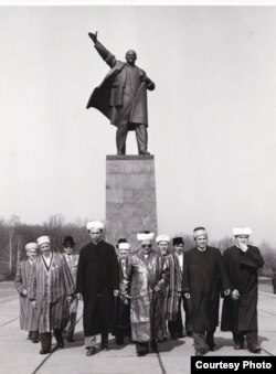 Совет чоры: имамнар Ленин һәйкәле янында