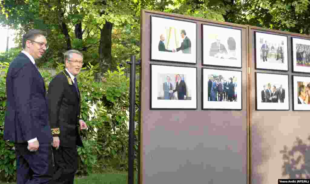 Predsednik Srbije Aleksandar Vučić i ambasador Rusije Aleksandar Čepurin pored izložbe fotografija o zvaničnim kontaktima dveju zemalja.