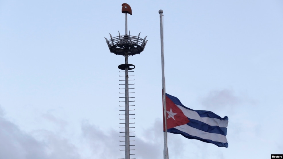 Flamuri kuban në gjysmë shtize në kryeqytetin Havanë me rastin e vdekjes së Fidel Castros