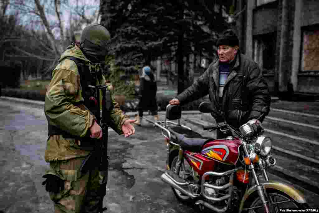 A serviceman talks to a civilian during efforts to help residents leave.