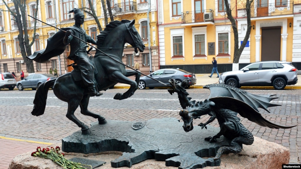 Скульптура «Козак Переможець» біля будівлі СБУ в Києві, присвячена захисникам Незалежності України – учасникам АТО/ООС