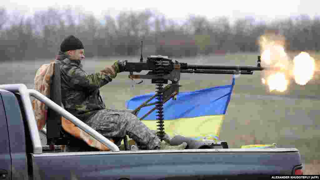 УКРАИНА - Петмина украински војници загинале, а четворица се ранети во судири со проруските сепаратисти на истокот на земјата, соопшти украинската армија. Најголемите борби се случувале кај селото Кримске на околу 30 километри западно од Луганск. Украинската армија соопштува дека во судирите биле убиени осуммина сепаратисти, а деветмина биле ранети.