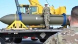 Piloții americani transportă o bombă GBU-57, sau Massive Ordnance Penetrator – cea mai mare bombă „bunker buster” a armatei americane (fotografie de arhivă).