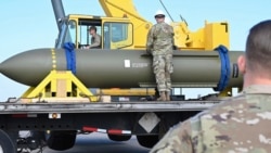 Piloții americani transportă o bombă GBU-57, sau Massive Ordnance Penetrator – cea mai mare bombă „bunker buster” a armatei americane (fotografie de arhivă).
