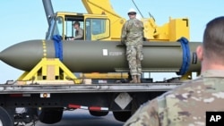 Бузургтарин бомби нуфузкунандаи амрикоӣ GBU-57, ки барои маҳви иншооти мустаҳкам сохта шудаанд.