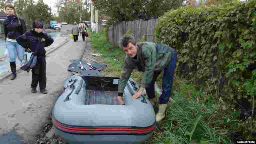 Komsomolsk resident Artur Mingalimov prepares his boat to return home.