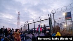 Migrantët pranë kufirit ndërmjet Serbisë dhe Hungarisë. 