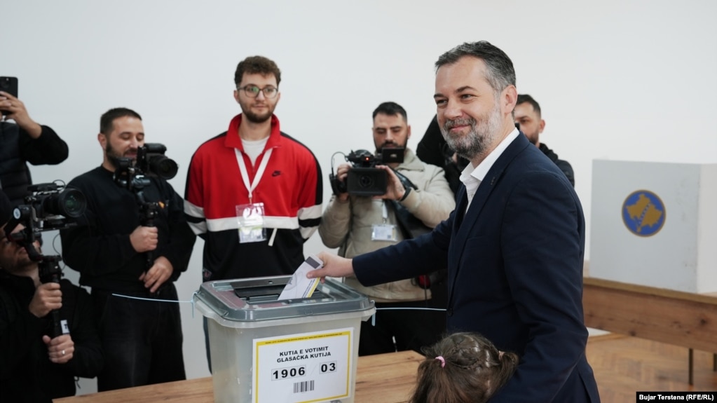 Kandidati i Lëvizjes Vetëvendosje për kryetar të Prishtinës, Hajrullah Çeku, voton në balotazhin e 9 nëntorit në Prishtinë. 