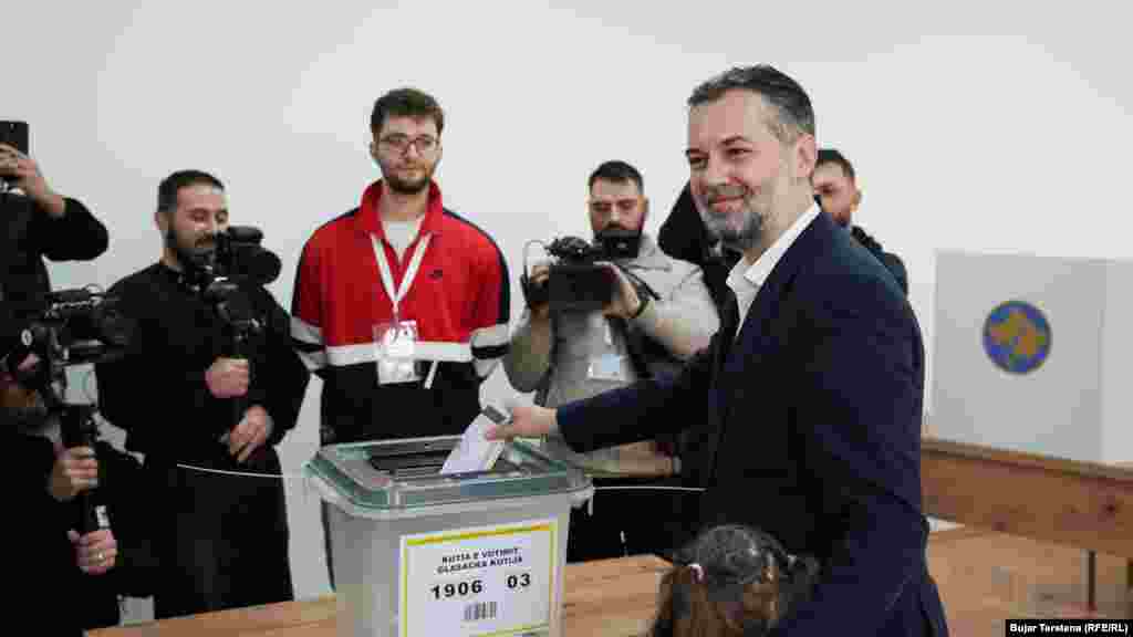 Kandidat Pokreta Samopredjeljenje za gradonačelnika Prištine, Hajrullah Çeku, glasao je u drugom krugu izbora 9. novembra u Prištini.