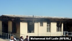 د کلینک ساتونکی وايي، چې لسګونو وسله والی دی وهلی او بیا یې تړلی او بیا کلینک ته اور ورته کړی دی.
