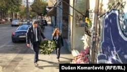 Radomir Lazović i Natalija Stojmenović iz Zeleno-levog fronta polažu venac na mestu na kojem je ubijen Dušan Jovanović, 18. oktobar 2024.