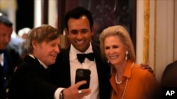 Vivek Ramaswamy (centru) într-un moment de selfie cu fani, la gala găzduită de Trump la reședința sa din Florida, la 14 noiembrie.