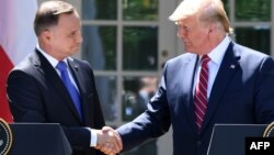 Donald Trump (sağda) və Polşa prezidenti Andrzej Duda